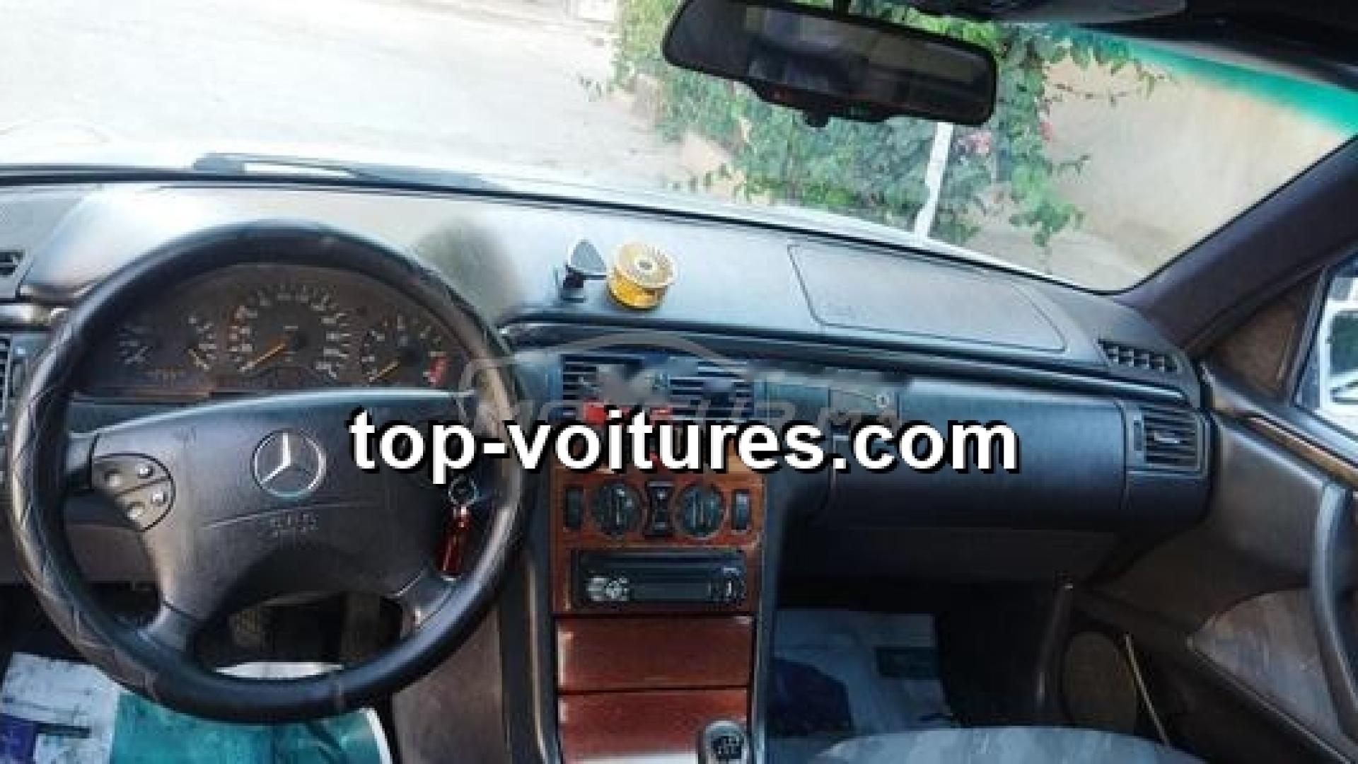 Mercedes-Benz 220